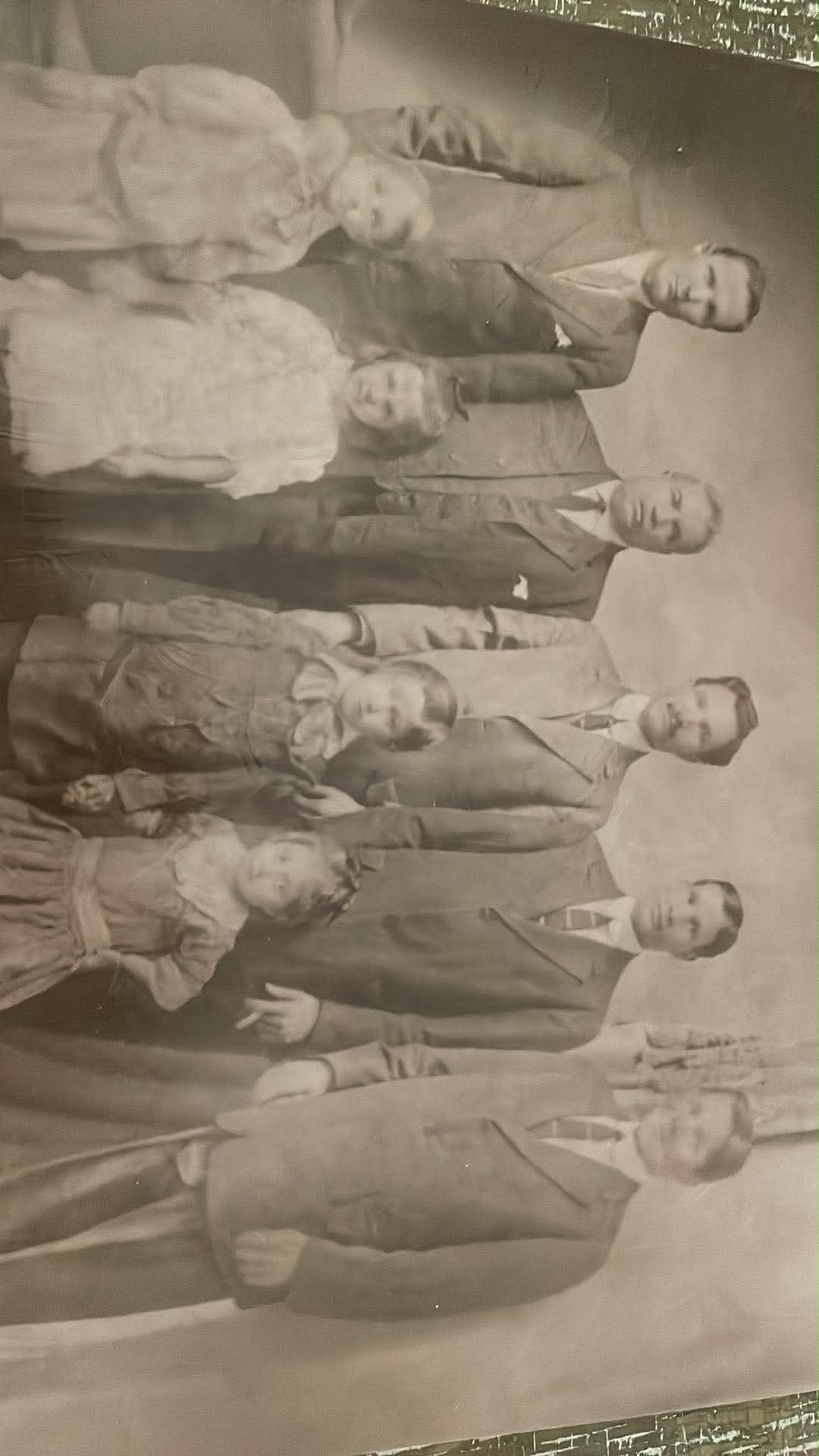 Fratelli Aquila — in alto da sinistra a destra: Rocco Rosario (padre), Francesco Paola, Giuseppe Raffaele, Domenico. In basso, i figli: Emilio & Rosaria (padre Rocco), Francesco & Carmela (padre Giuseppe)